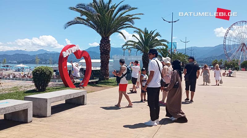 გიდი ტურისტებთან ერთად ძველ თბილისში