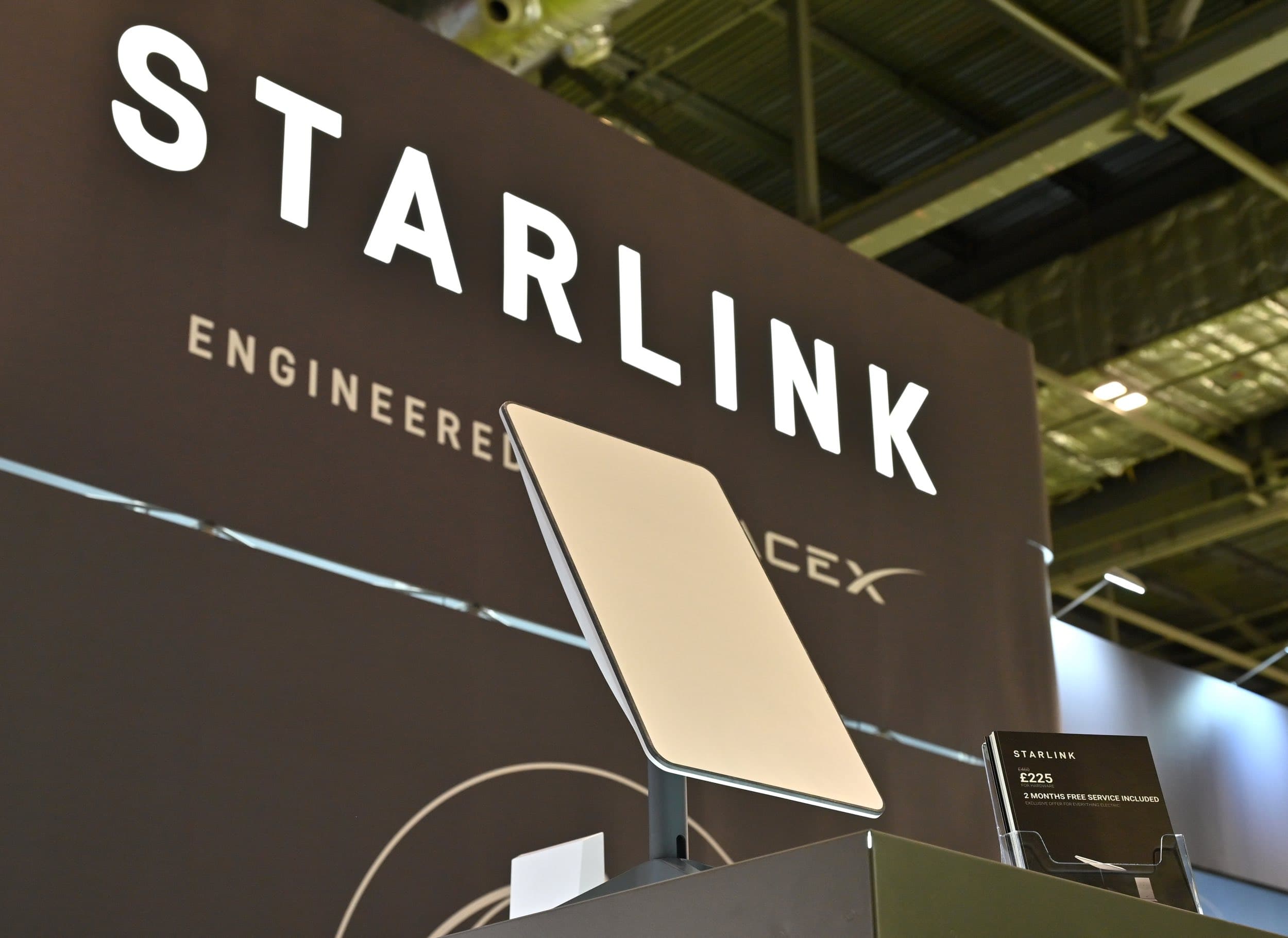 Starlink-ის სატელიტური ანტენა სახლის სახურავზე