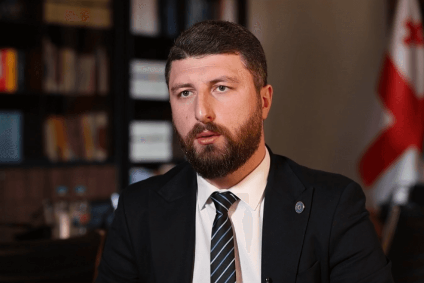 არჩილ გორდულაძე პარლამენტის ტრიბუნასთან