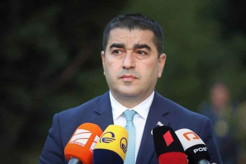 შალვა პაპუაშვილი პარლამენტის ტრიბუნასთან