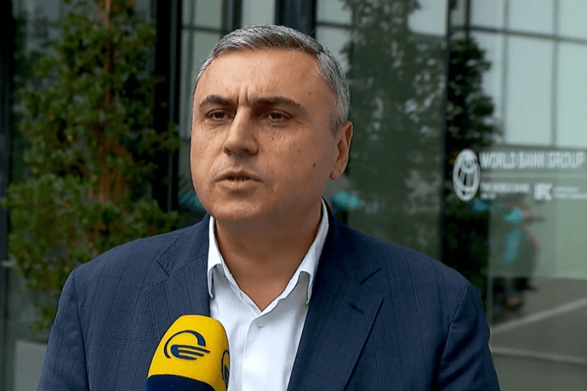 დავით მათიკაშვილი პარლამენტის ტრიბუნასთან