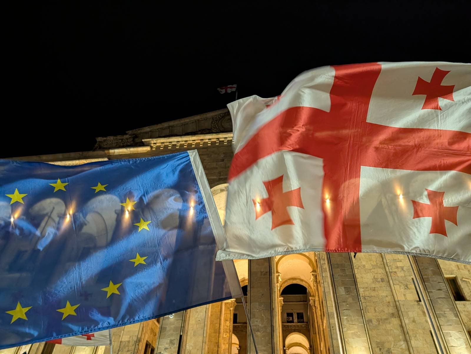 ევროკავშირის დროშა და საქართველოს დიპლომატიური შენობა