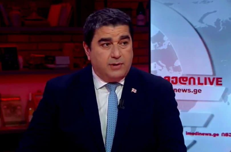 შალვა პაპუაშვილი პარლამენტის ტრიბუნასთან