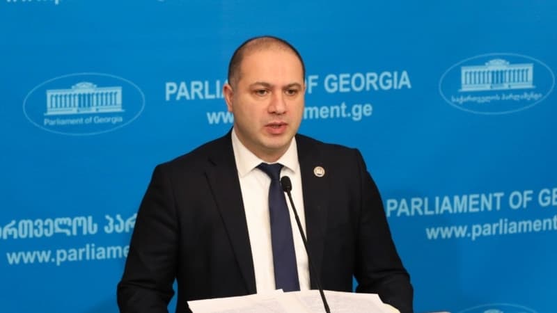 განათლების მინისტრი გივი მიქანაძე პარლამენტის ტრიბუნასთან