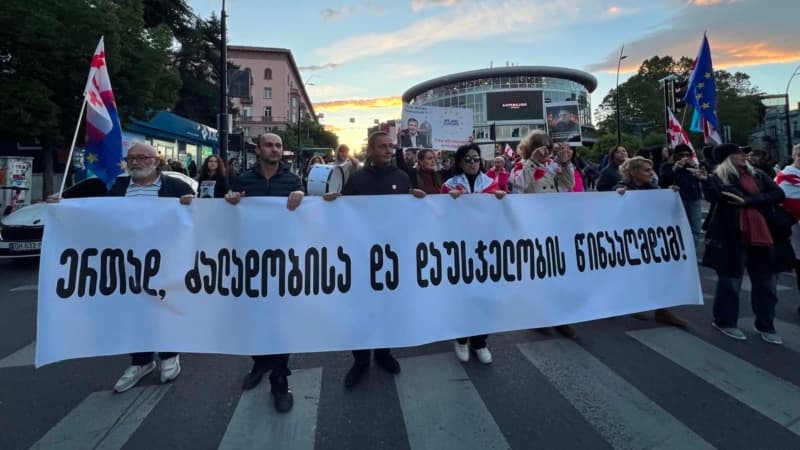 აქციის მონაწილეები თბილისის ქუჩებში საპროტესტო მსვლელობისას