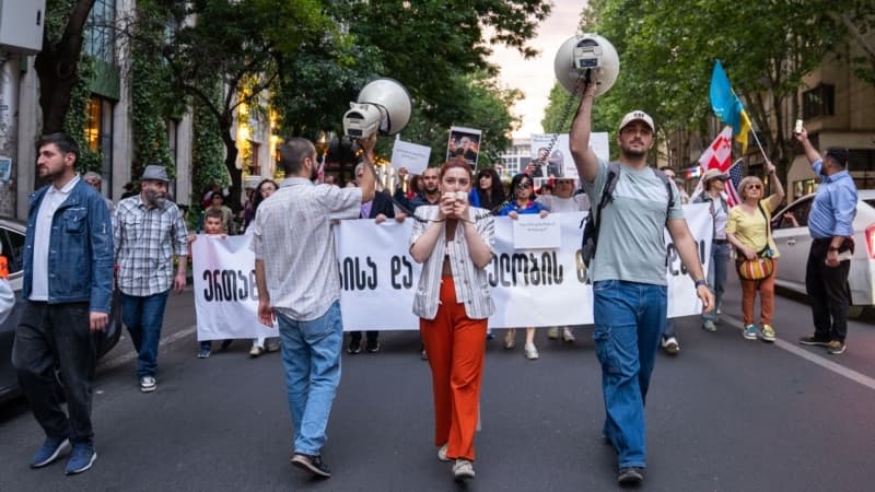 დემონსტრანტები თბილისის ქუჩებში საპროტესტო მარშის დროს