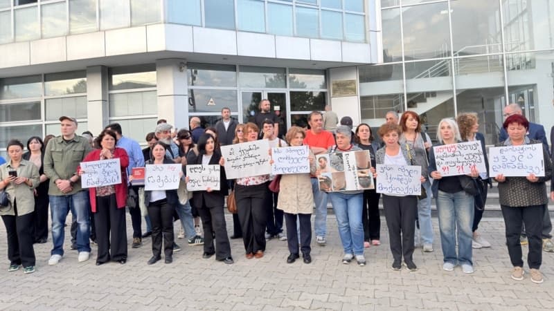 აქციის მონაწილეები გორის პოლიციის შენობასთან