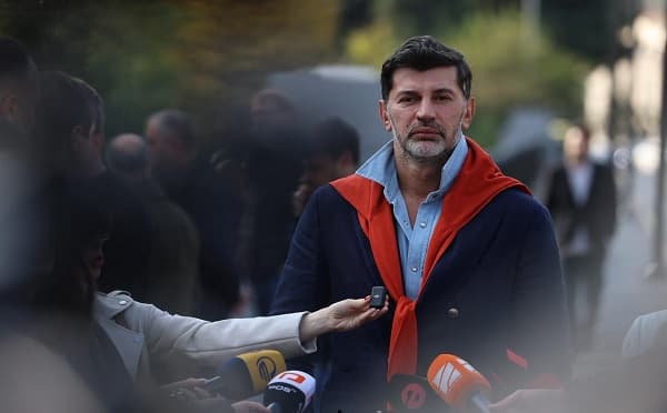 თბილისის მერი კახა კალაძე ჟურნალისტებთან საუბრისას