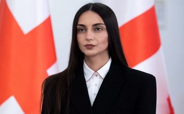 ვიკა ფილფანი პარლამენტის ტრიბუნასთან
