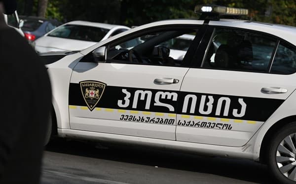 პოლიციის მანქანა თბილისის ქუჩაში