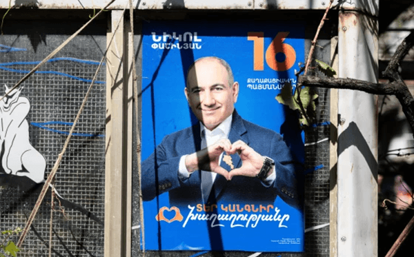სომხეთის დროშა და პოლიტიკური შენობა