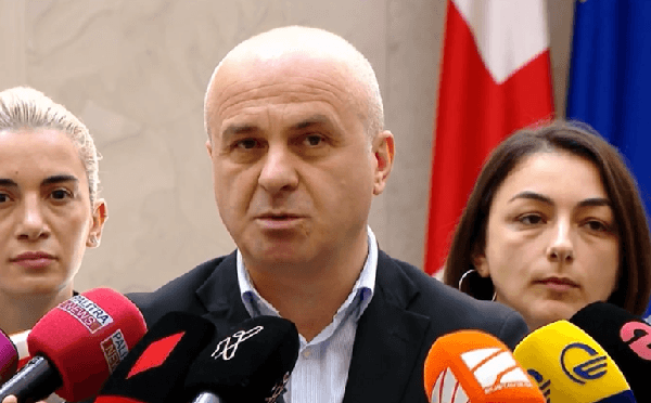 დიუშენით დაავადებული პაციენტის მშობელი პრესკონფერენციაზე