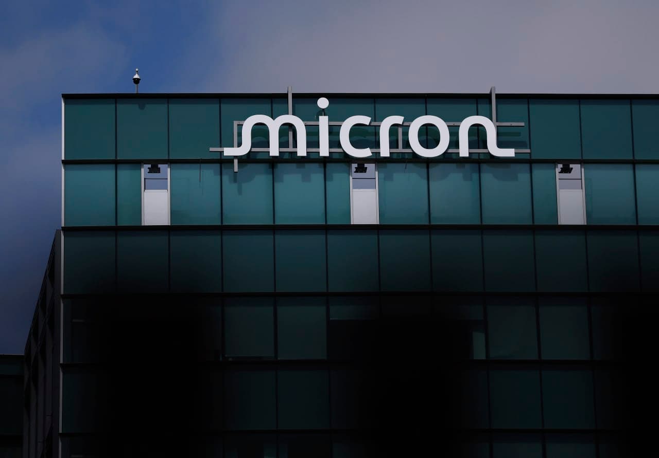 Micron-ის ლოგო და ტექნოლოგიური ჩიპები