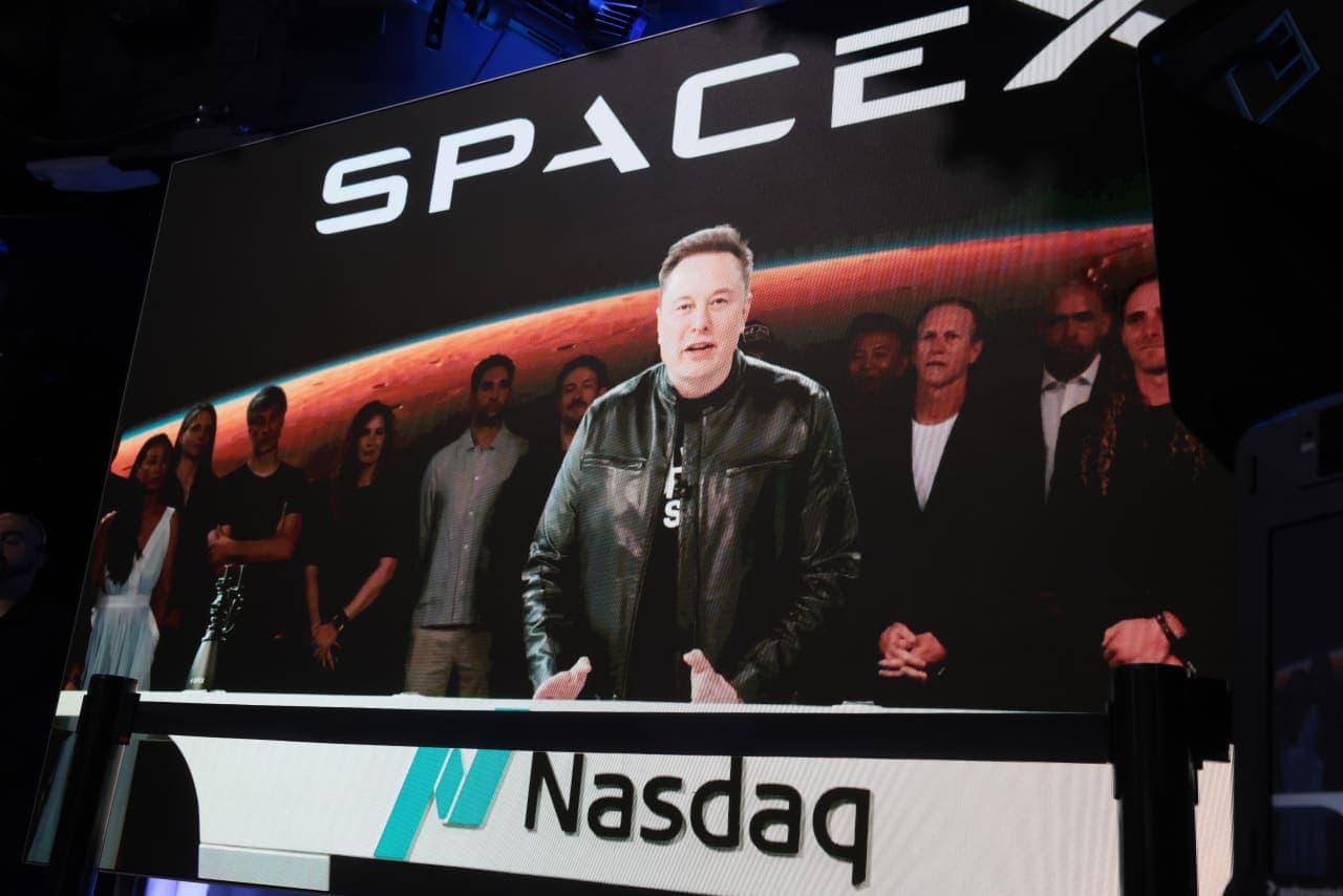 SpaceX-ის რაკეტა სტარტის დროს