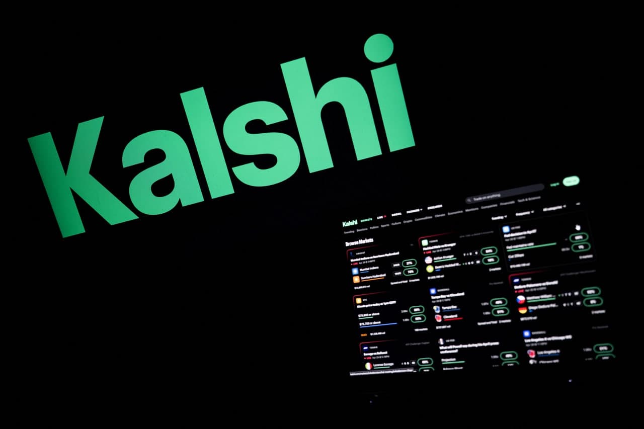 Kalshi-ს ლოგო და ფინანსური გრაფიკები მონიტორზე