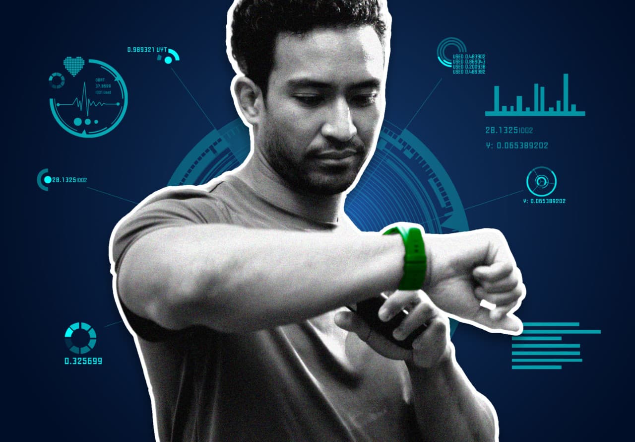 Oura-ს ბეჭედი და Fitbit-ის საათი მაგიდაზე