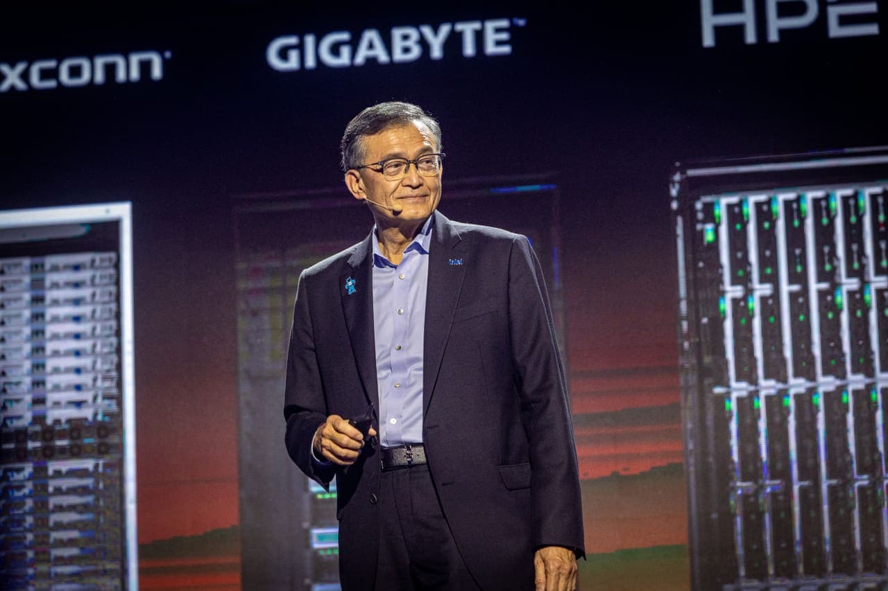 Intel-ის ლოგო და მიკროსქემის გამოსახულება