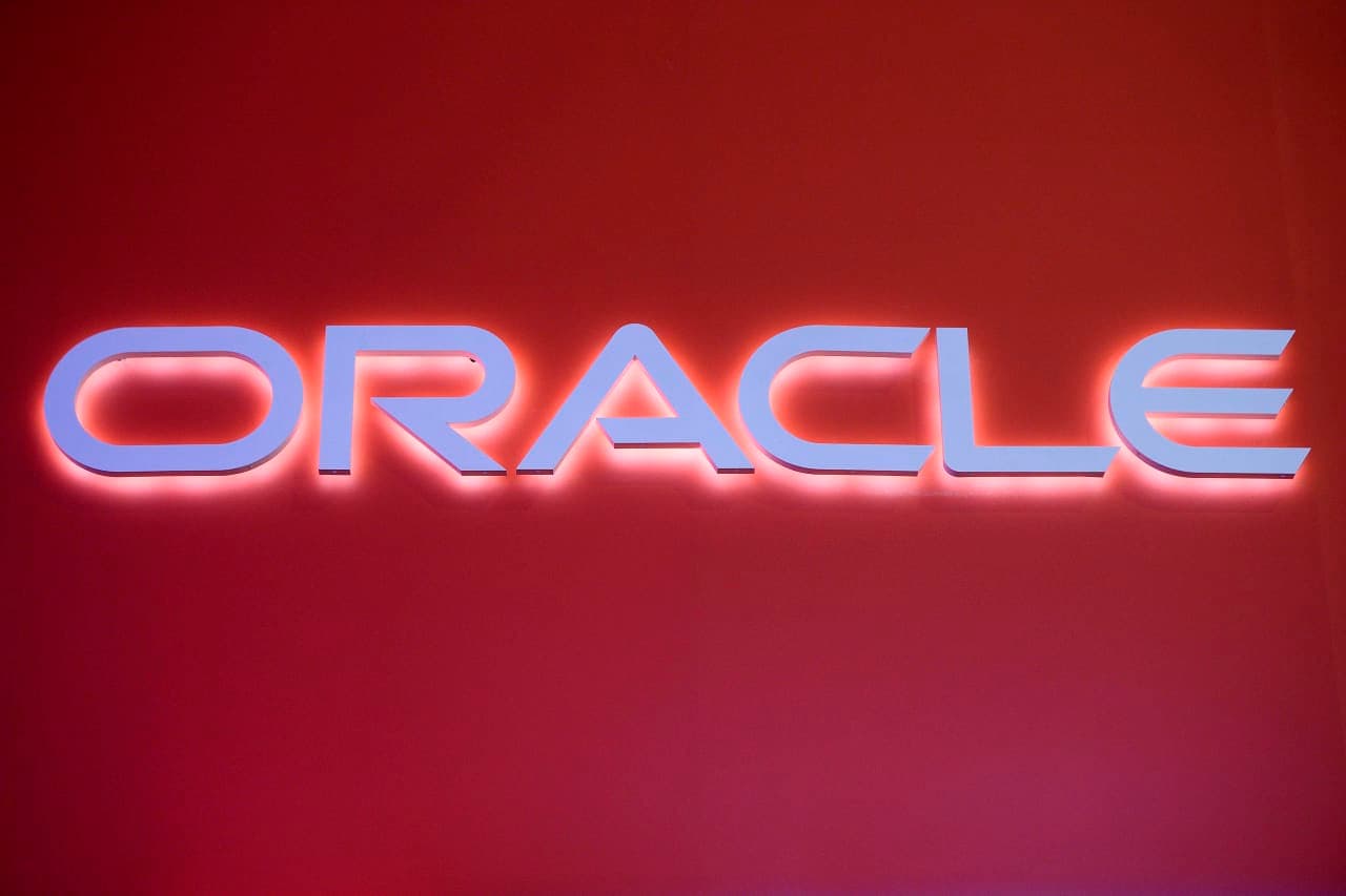 Oracle-ის ლოგო და საფონდო ბირჟის გრაფიკი