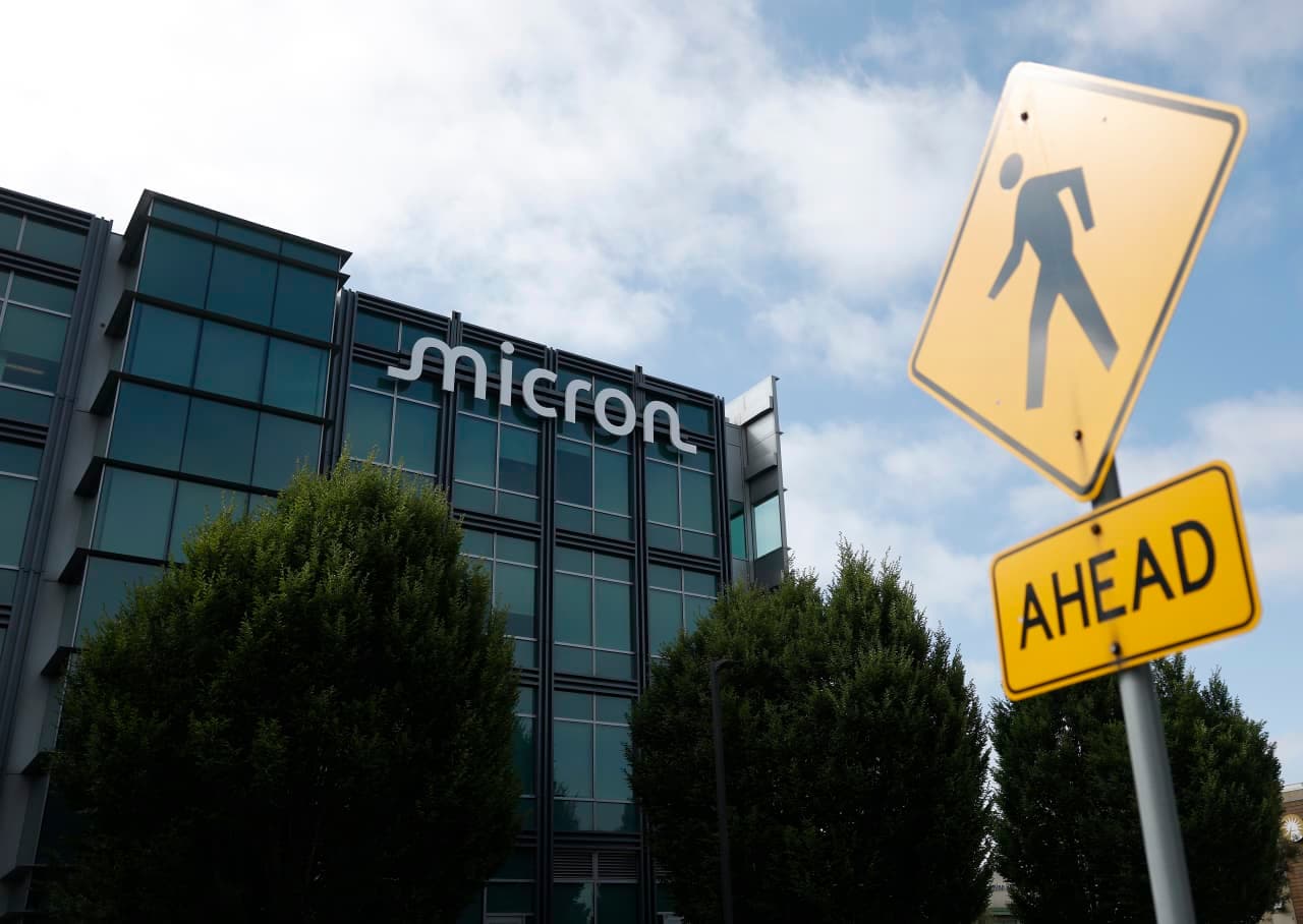 Micron-ის ლოგო და ტექნოლოგიური ჩიპები გრაფიკულ ფონზე
