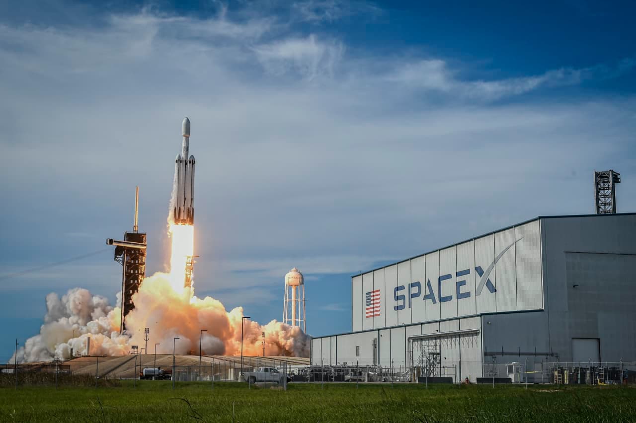 ილონ მასკი და SpaceX-ის რაკეტა