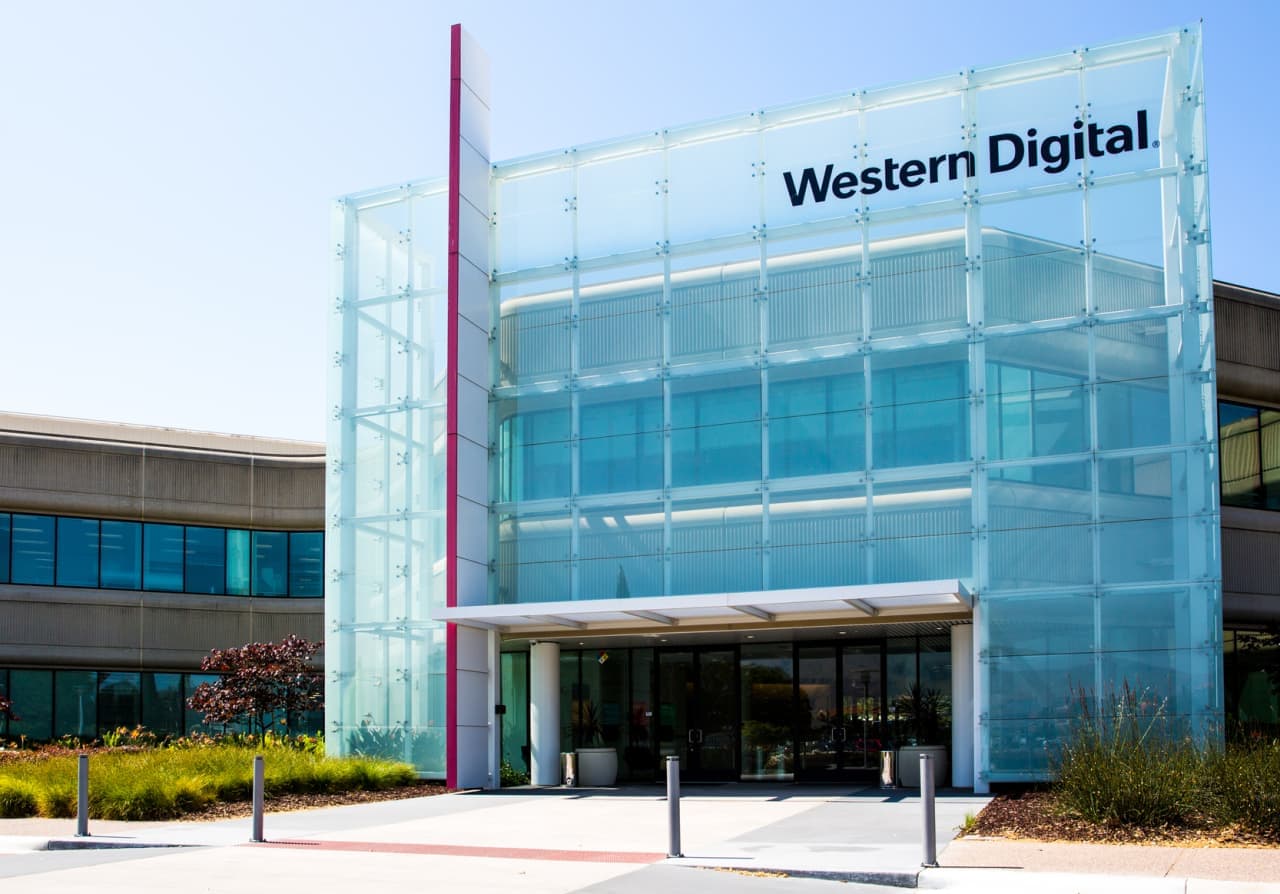 Western Digital-ის ლოგო და საფონდო ბირჟის გრაფიკი