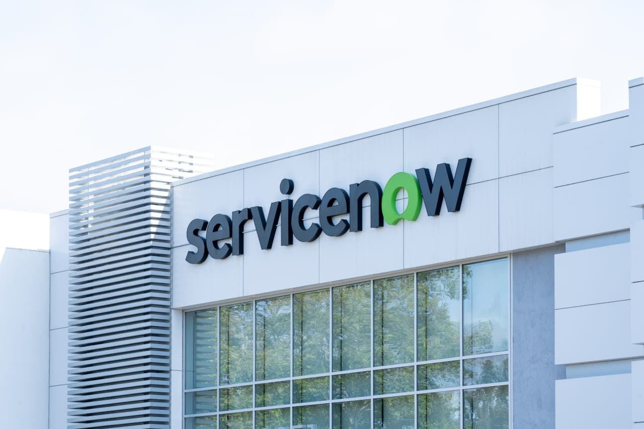 ServiceNow-ის ლოგო და საფონდო ბირჟის გრაფიკი