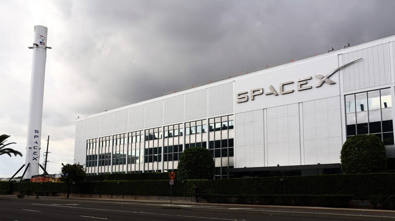 ილონ მასკი და SpaceX-ის რაკეტა