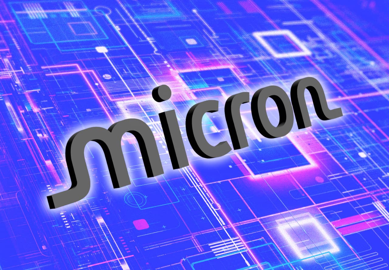 Micron-ის ლოგო და საფონდო ბირჟის გრაფიკი
