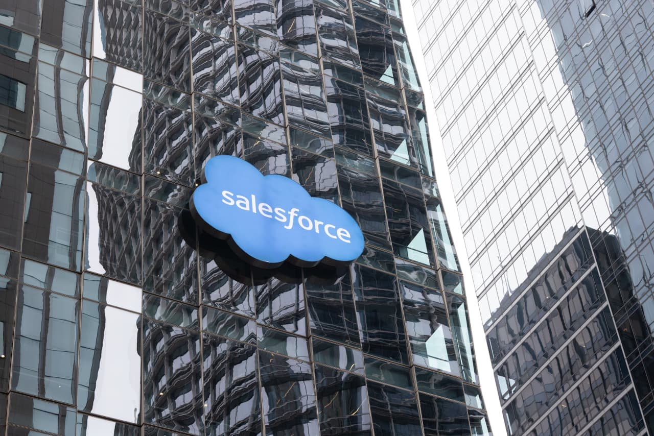 Salesforce-ის ლოგო და საფონდო ბირჟის გრაფიკი