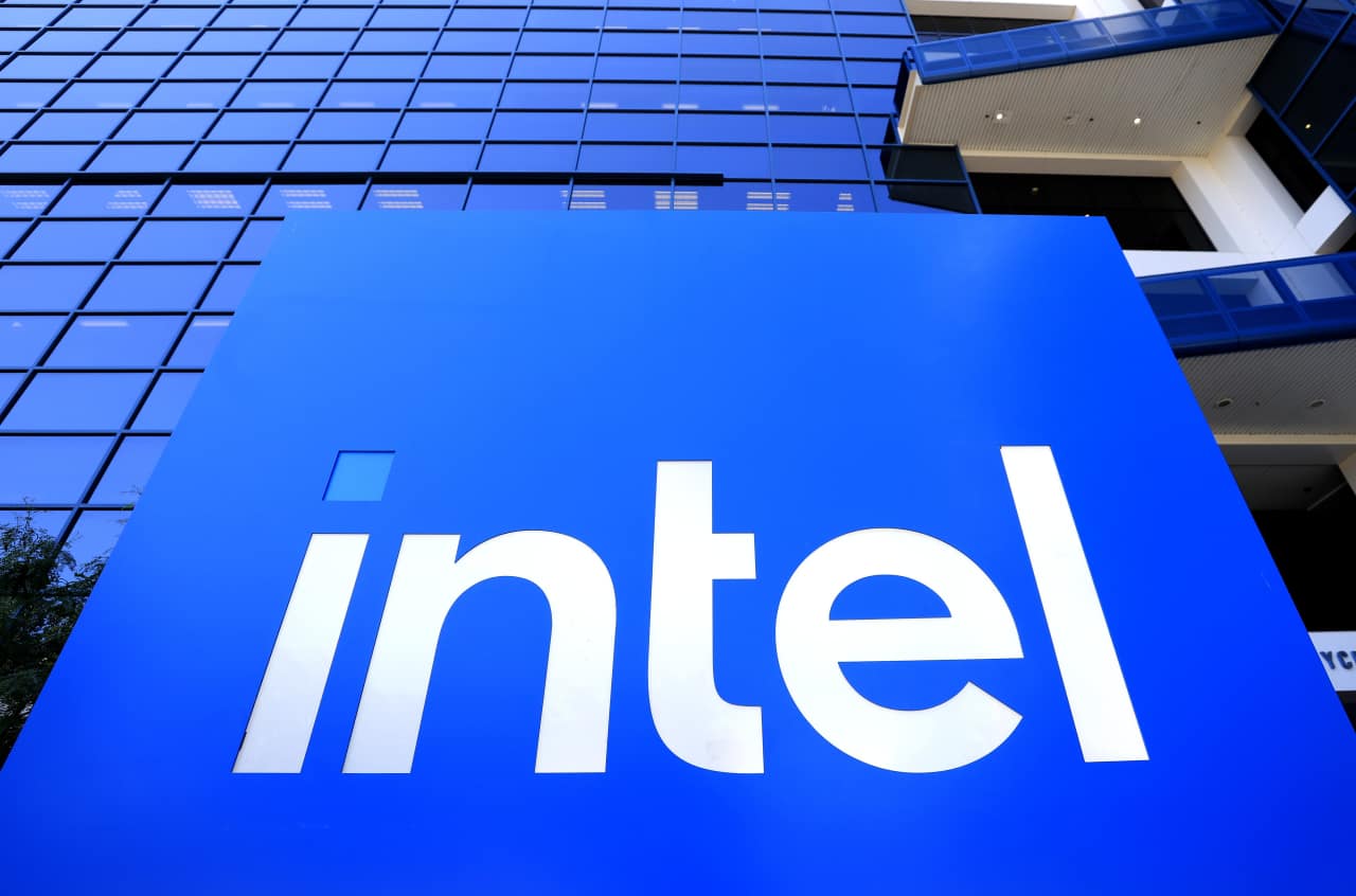 Intel-ის ლოგო და ჩიპების წარმოების პროცესი