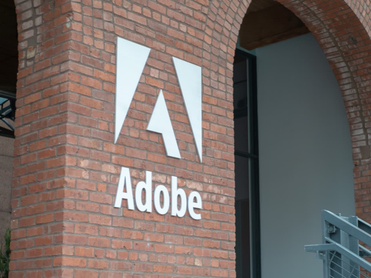 Adobe-ს ოფისის შენობა და ლოგო