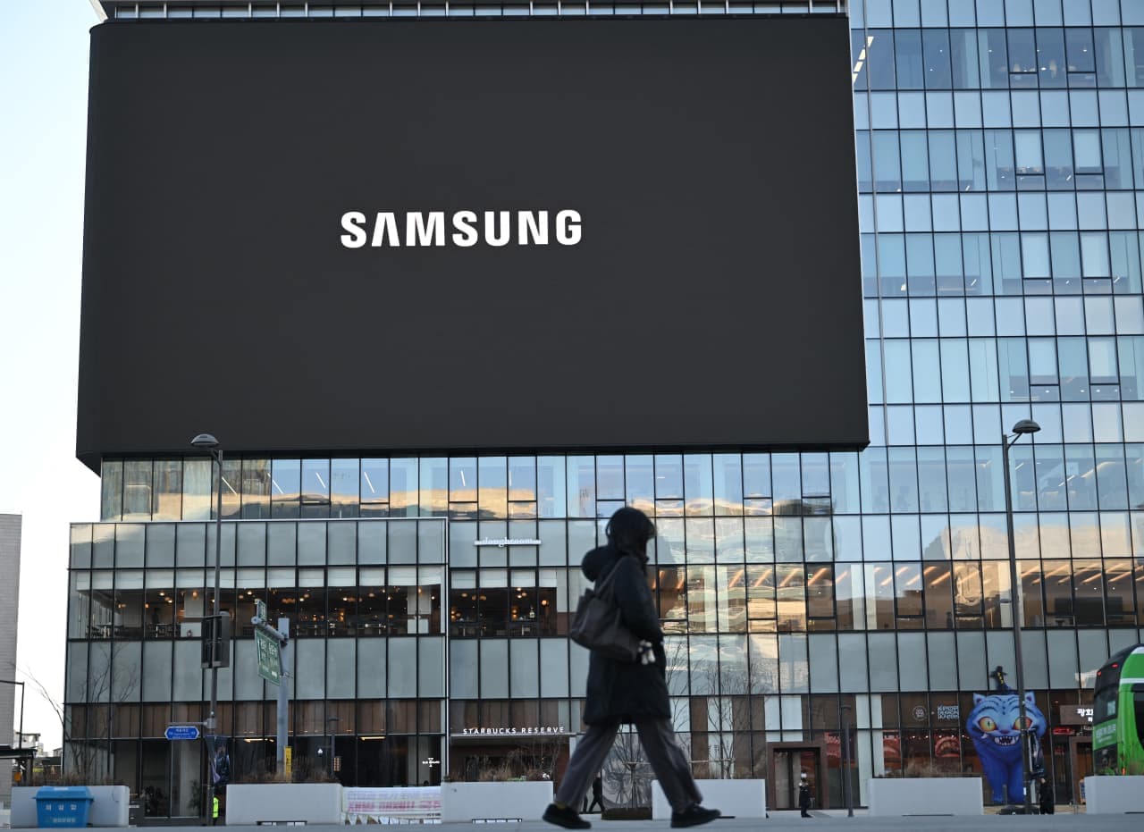 Samsung-ის ლოგო და საფონდო ბირჟის გრაფიკები