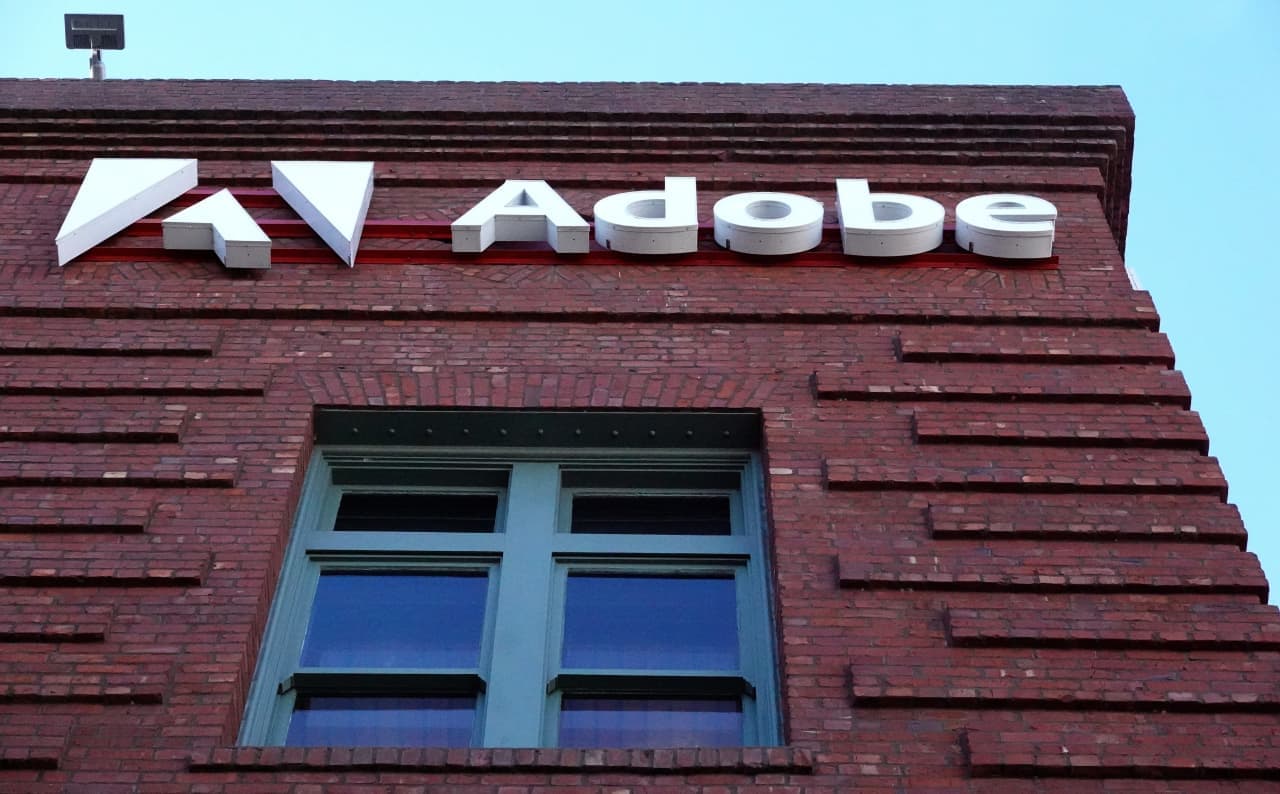 Adobe-ს ლოგო და საფონდო ბირჟის გრაფიკი