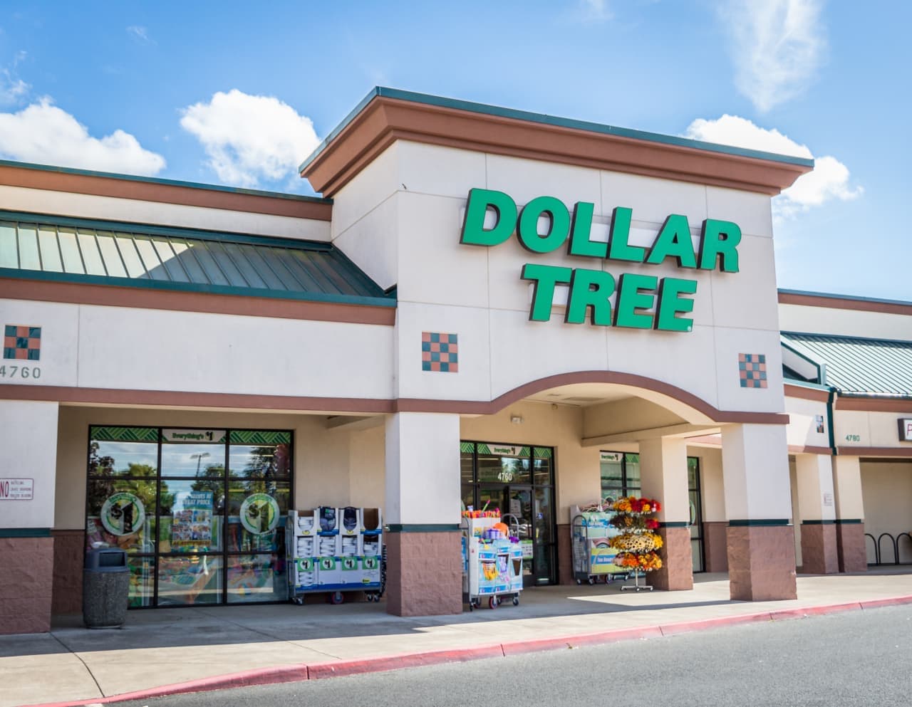 Dollar Tree-ს მაღაზიის ლოგო და საფონდო ბირჟის გრაფიკი