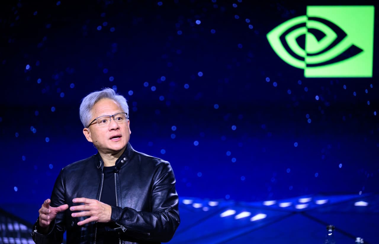 Nvidia-ს ლოგო და ფინანსური გრაფიკები