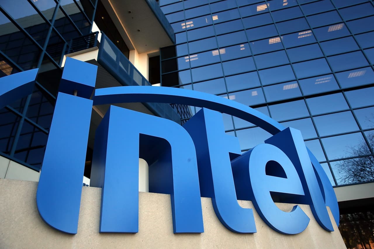 Intel-ის ლოგო და მიკროჩიპების საწარმოო პროცესი