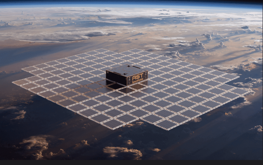 AST SpaceMobile-ის ლოგო და თანამგზავრი კოსმოსში