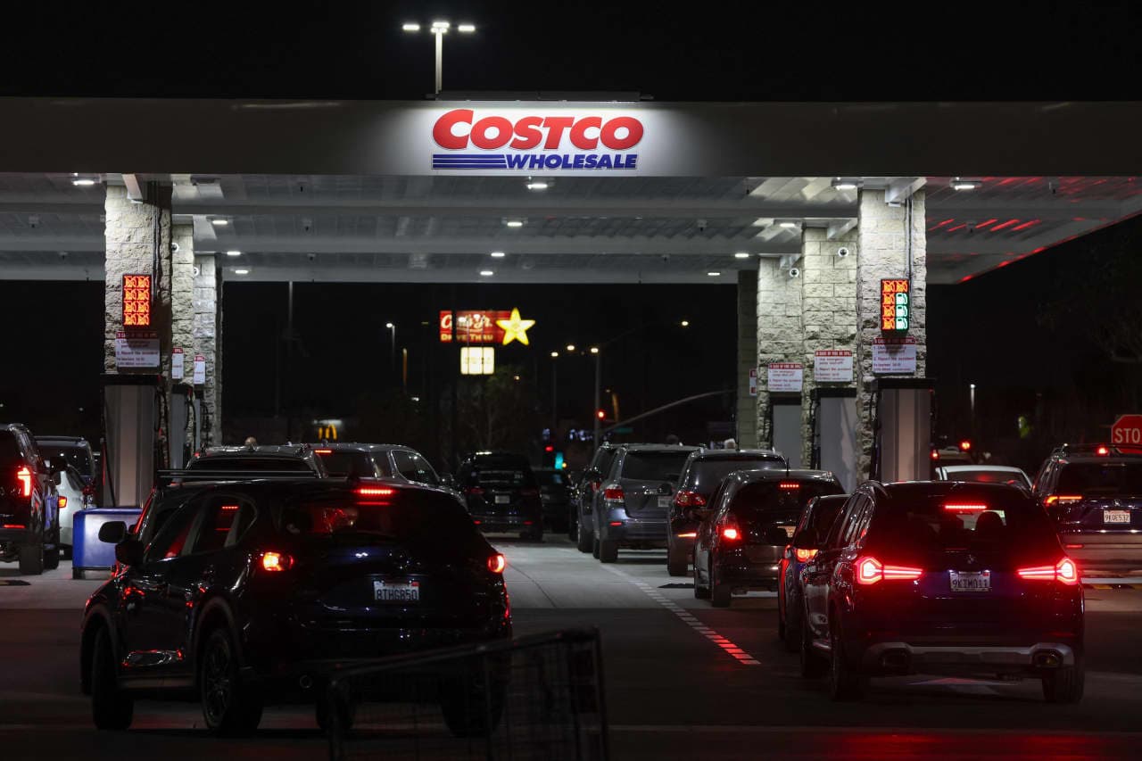 Costco-ს ბენზინგასამართი სადგური მომხმარებლების დიდი რიგით