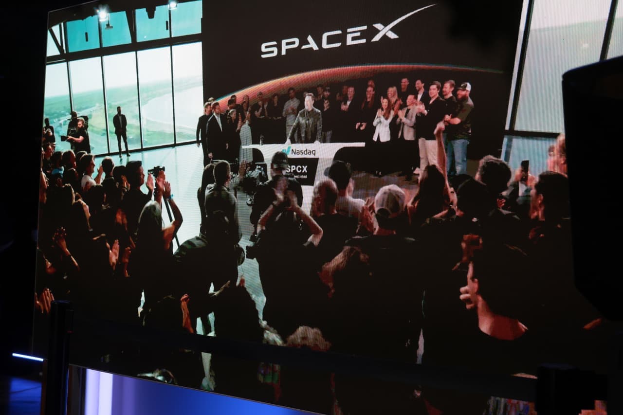 SpaceX-ის რაკეტა სტარტის დროს