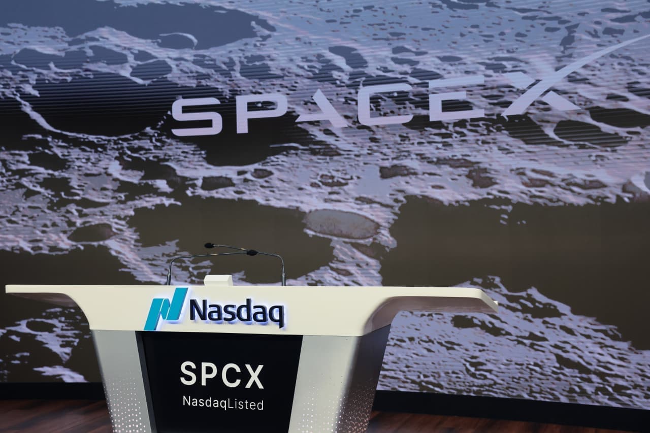 SpaceX-ის რაკეტა სტარტის დროს