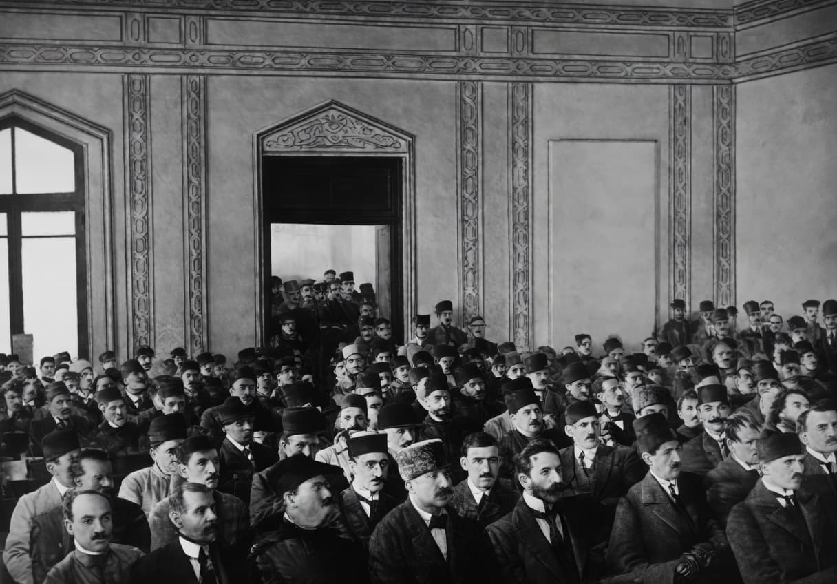 აზერბაიჯანის პირველი დემოკრატიული რესპუბლიკის დროშა და ისტორიული შენობა