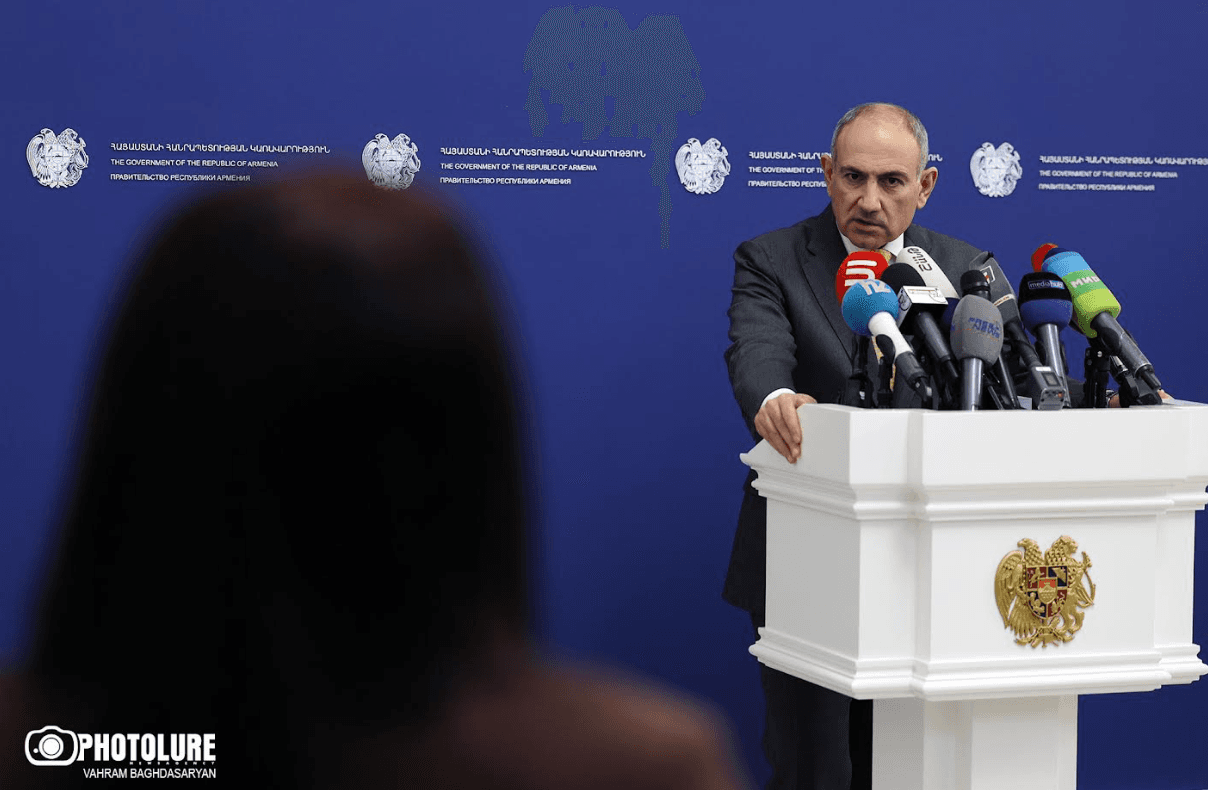 ნიკოლ ფაშინიანი ბრიფინგზე