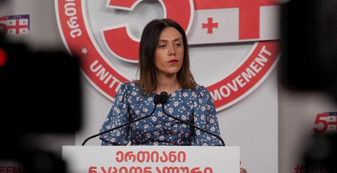 ანა წითლიძე პარლამენტის ტრიბუნასთან