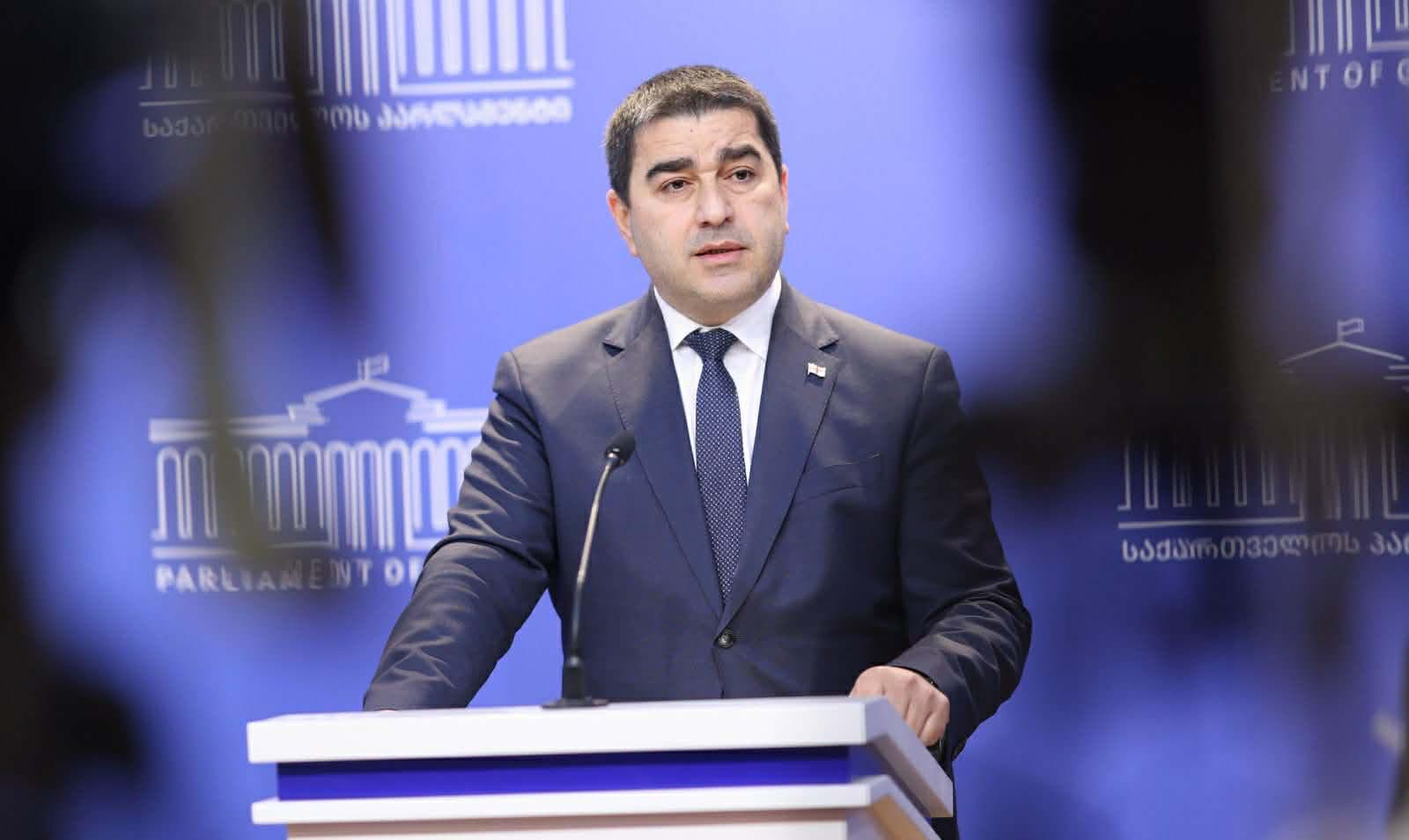 შალვა პაპუაშვილი პარლამენტის ტრიბუნასთან