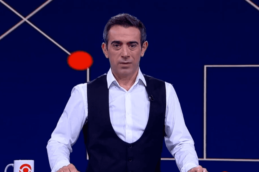 ადამიანი სმარტფონით, რომელიც ფიქრობს პოსტის გამოქვეყნებამდე