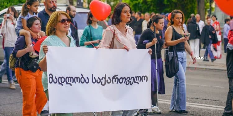 კახა ჯაფარიძე მიკროფონით საუბრობს