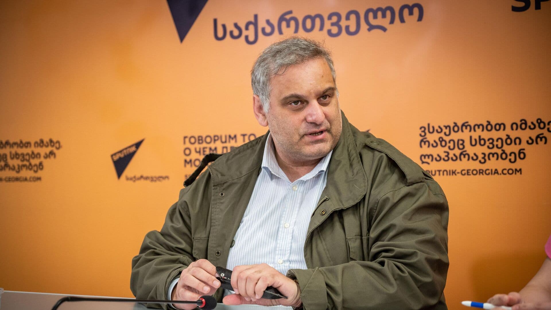 გულბაათ რცხილაძე მიკროფონთან