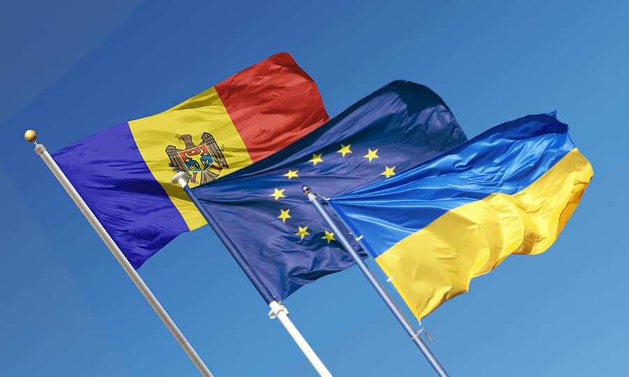 ევროკავშირისა და უკრაინის დროშები ბრიუსელში