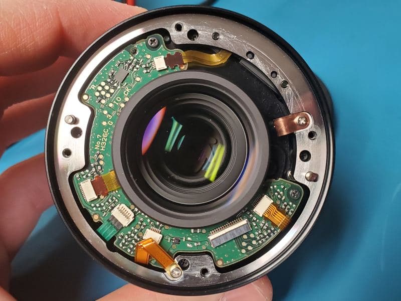 Sigma 45mm f/2.8 ობიექტივი დაშლილ მდგომარეობაში, ელექტრონული პლატის ანალიზისას