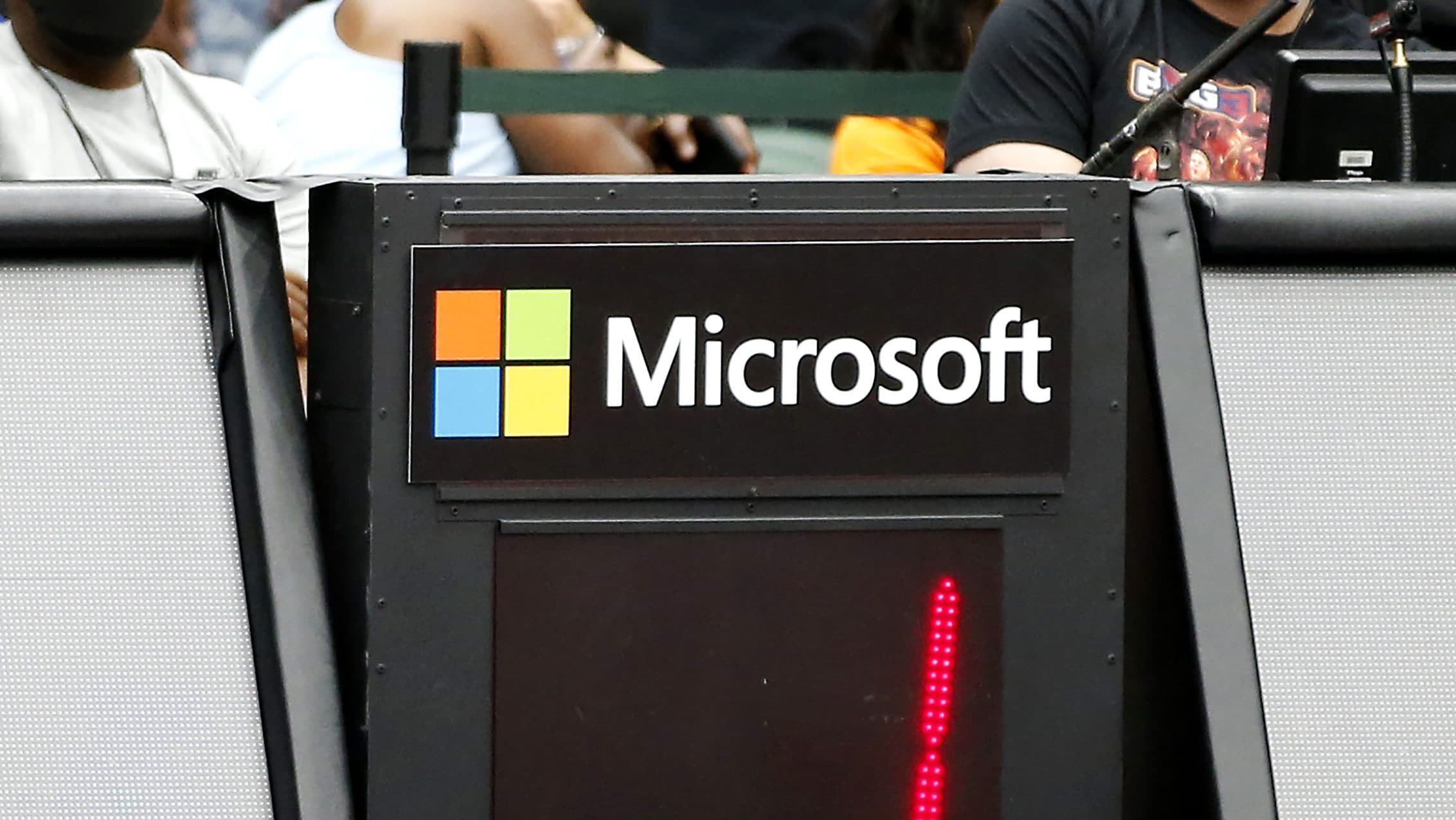 Microsoft-ის ლოგო და GitHub-ის ინტერფეისი კომპიუტერის ეკრანზე